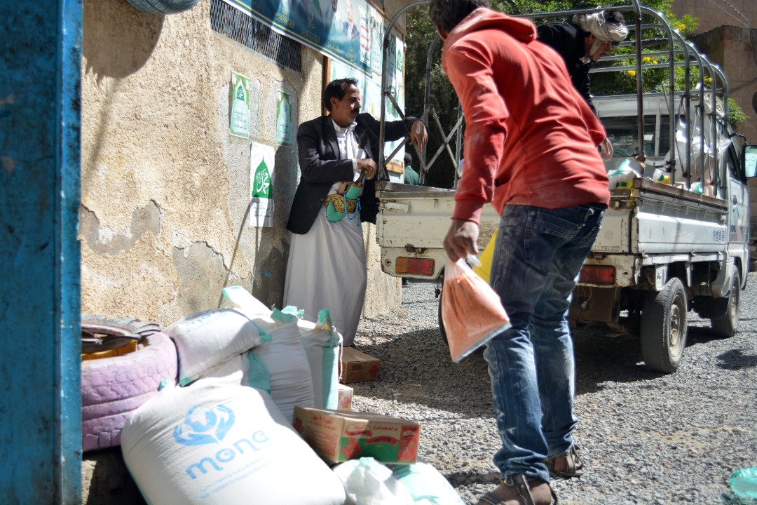 Read more about the article On World Food Day, Mona Relief distributes food aid baskets in Sana’a