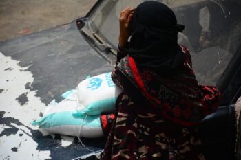 100 families in Sana’a receive food aid parcels from Mona Relief