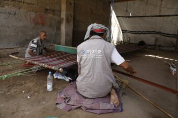 Mona Relief sets up handcraft project to 20 families of IDPs in Hodeidah